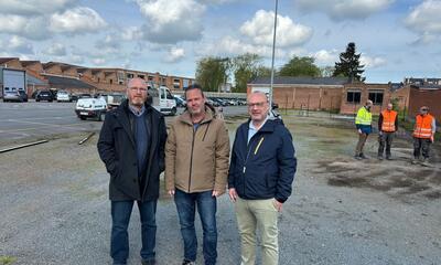 Raadslid Filip Herman, initiatiefnemer buurtparking en schepen Carl Hanssens